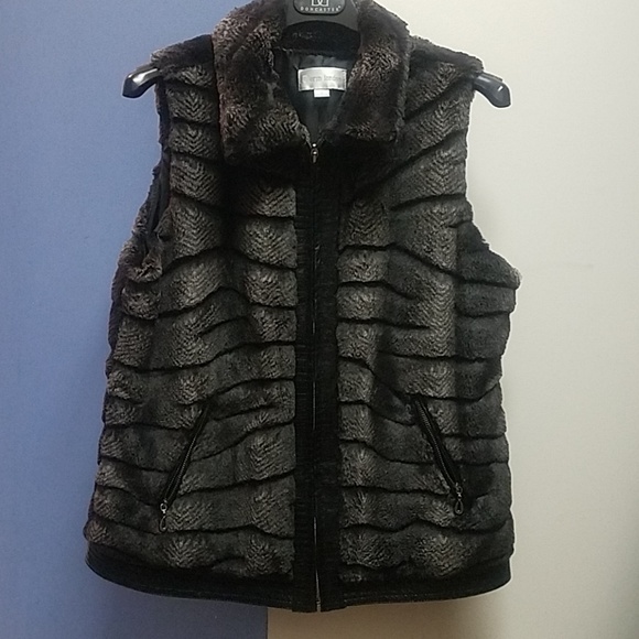 Erin London Faux Fur Vest - Picture 1 of 3